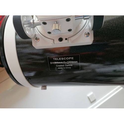 Tube optique skywatcher d'un diamètre de 200 mm et d'une longueur de 1000 mm.