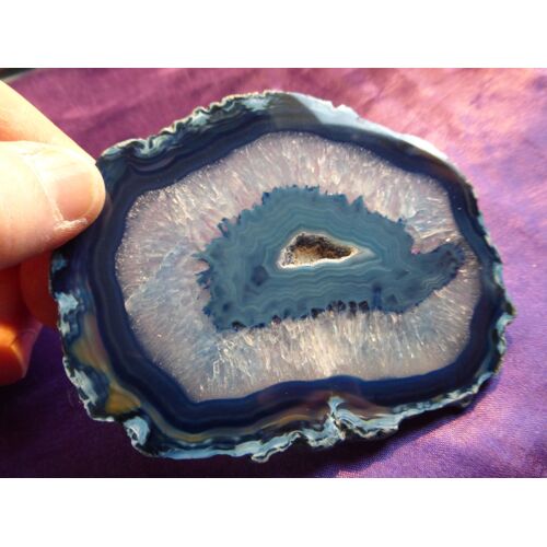 Tranche D'agate Teintée Bleu. 11.3 Cm. Superbe Formation De Cristal. Une Pierre Unique Aux Couleurs Délicieuses. Lot 1714