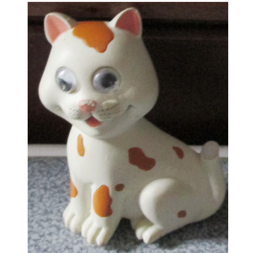 Aimant/magnet rigide formé d'un gros chat blanc rigolo tacheté de roux avec une petite langue rose et des yeux brillants qui semblent vous suivre-hauteur 7cm (matériau cassable)
