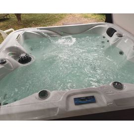 Spa détente EKHI 5 places, 4 assises et 1 couchée. encore sous garantie.