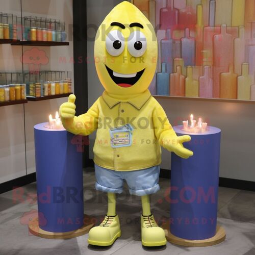 Bougie parfumée jaune Mascotte REDBROKOLY personnage habillé d'une chemise en chambray et de lacets