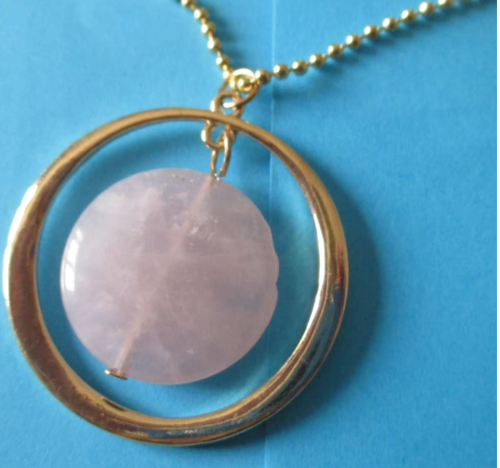 Pendentif Rond Translucide Avec Reflets Rosés Suspendu Au Centre D'un Cercle Doré Avec Une Chaine De 80cm + Chainette De Réglage De 7cm Avec Petite Perle Au Bout-Jamais Porté