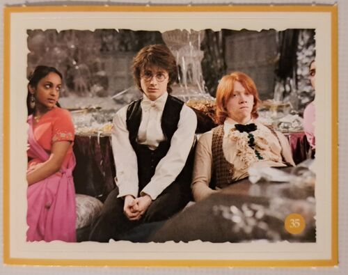 Sticker Harry Potter Super U 2022 N° 35 Harry (Daniel Radcliffe), Parvati Patil (Shefali Chowdhury) Et Ron Weasley (Rupert Grint) Au Bal De Noël Dans Harry Potter Et La Coupe De Feu