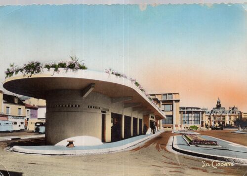 Carte Postale De Vichy (Allier) La Gare Routière, La Poste Et L' Hôtel De Ville (Réf.478)