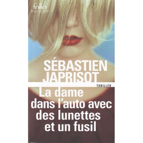 La Dame Dans L'auto Avec Des Lunettes Et Un Fusil