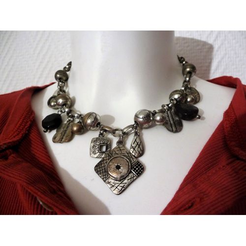Collier Avec Ses Breloques En Métal Argenté Vieilli