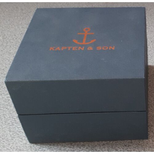 Coffret/Écrin Bleu Marine Kapten & Son - 10x10x7cm - Avec Gros Coussin De Présentation À L'intérieur Et Petit Outil De Réglage - Vendu Sans Bijou Pour Ranger Sa Propre Montre