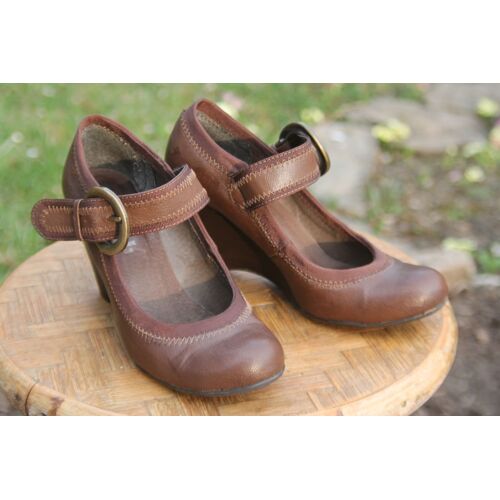 Chaussures Babies Marron Bata Aux Talons Compensès Marrons Faux Bois.Indication Marquèe:"Première Cuir".Pointure :37.