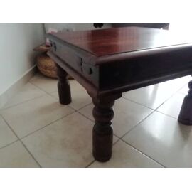 Table basse de salon en bois massif.