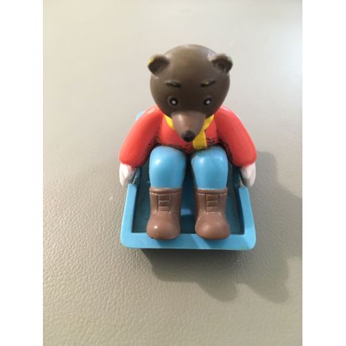 Petit Ours Brun En Luge