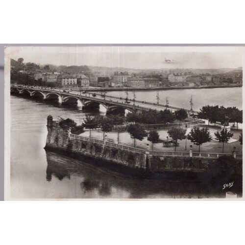 Carte Postale De Bayonne (Pyrénées Atlantiques) Le Pont Saint-Esprit, Place Du Réduit Et L' Echauguette
