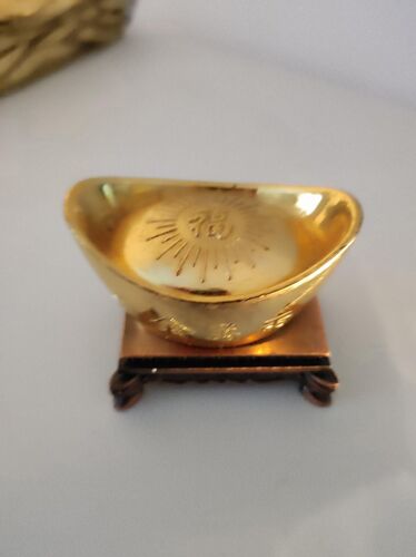 lingot doré chinois sur un petit socle 5cms