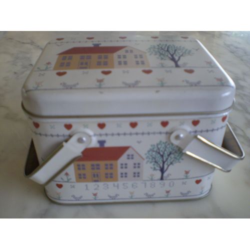 Boîtes métalliques emboîtables.