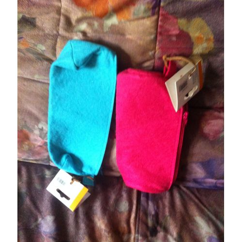 Lot De 2 Trousses En Feutrine À Customiser. 18 Cm X 10 Cm Environ. Couleurs : Rose Et Vert/Bleu. Conviennent Parfaitement Aux Enfants Comme Aux Adultes. Vous Pourrez Les Décorer À L'aide De Peinture,