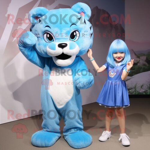 Personnage De Costume De Mascotte Redbrokoly De Tigre À Dents De Sabre Bleu Ciel Habillé D'une Robe Droite Et De Pinces À Cheveux