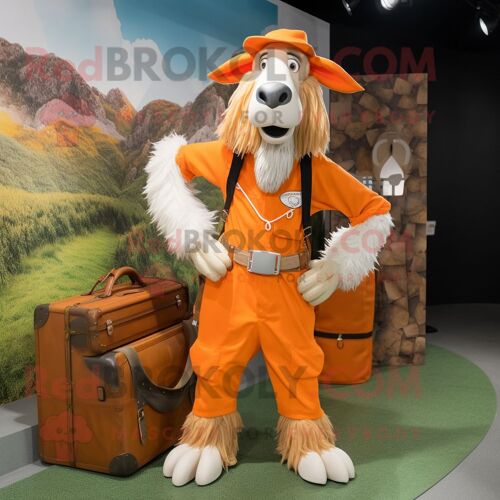 Personnage De Costume De Mascotte Redbrokoly De Chèvre Boer Orange Habillé D'un Pantalon Cargo Et De Sacs À Main