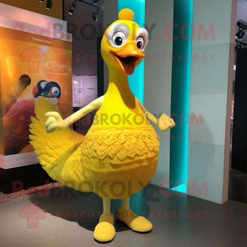 Mascotte Redbrokoly De Personnage De Paon Jaune Habillé D'un Débardeur Et De Bracelets De Cheville