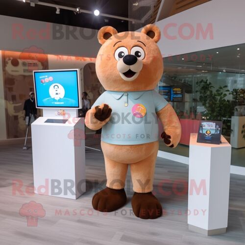 Personnage De Costume De Mascotte Redbrokoly Peach Bear Habillé Avec Un Jean Et Des Montres Connectées
