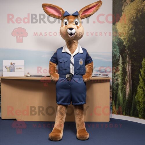 Personnage De Costume De Mascotte Redbrokoly De Chevreuil Bleu Marine Habillé D'un Bermuda Et De Ceintures De Smoking