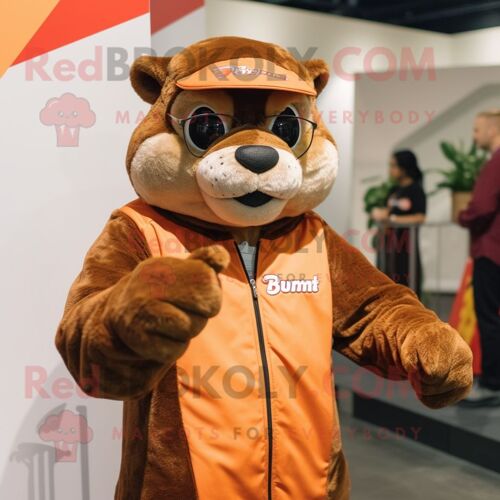 Personnage De Costume De Mascotte Redbrokoly Puma Marron Habillé D'un Coupe-Vent Et D'écharpes