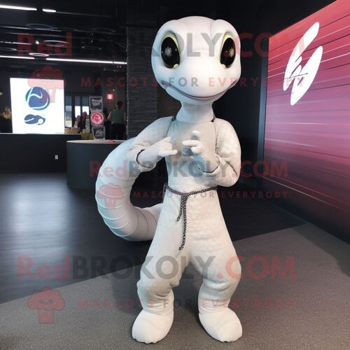 Mascotte Redbrokoly De Personnage De Serpent Blanc Habillé D'un Tee-Shirt Et De Coussinets Pour Les Pieds