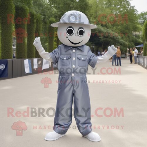 Mascotte Redbrokoly De Boule De Pétanque Argentée Habillée D'un Jean Bootcut Et D'épingles À Chapeau