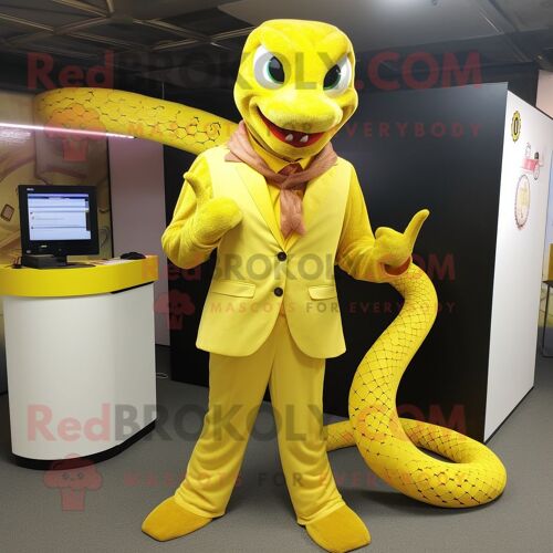 Mascotte Redbrokoly De Personnage De Python Jaune Habillé D'un Pantalon De Costume Et De Bagues