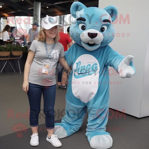 Personnage De Costume De Mascotte Redbrokoly Puma Cyan Vêtu D'un Jean Mom Et D'épingles À Chapeau