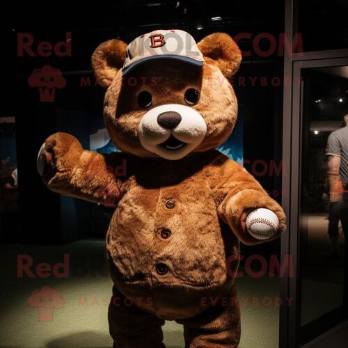 Personnage De Costume De Mascotte Redbrokoly Rust Teddy Bear Habillé Avec Un Tee-Shirt De Baseball Et Des Bonnets