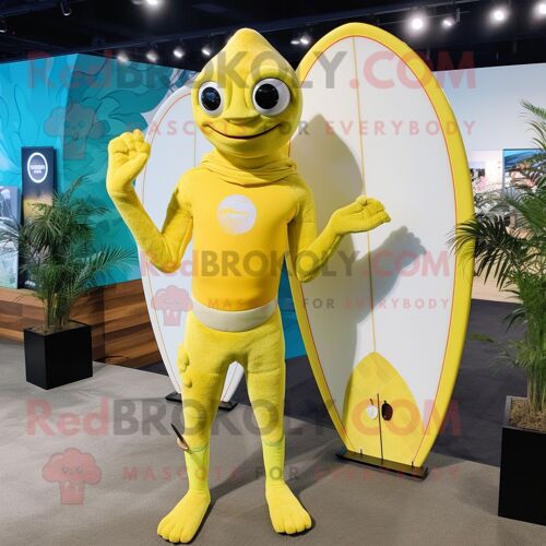 Personnage De Costume De Mascotte Redbrokoly De Planche De Surf Jaune Citron Habillé D'un Col Roulé Et De Bracelets De Cheville