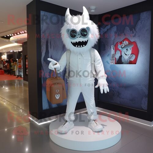 Personnage De Costume De Mascotte Redbrokoly De Démon Blanc Habillé D'un Jean Skinny Et De Sacs À Main