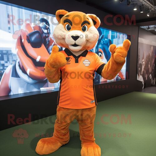 Personnage De Costume De Mascotte Redbrokoly Puma Orange Habillé D'un Maillot De Rugby Et De Gants