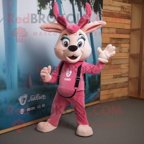 Mascotte Redbrokoly De Personnage De Gazelle Rose Habillée D'une Salopette Et De Bonnets