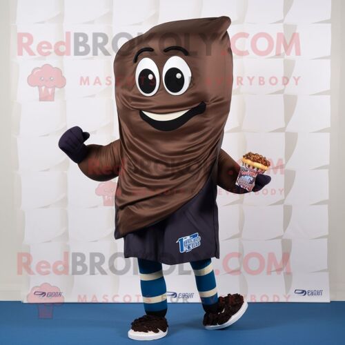 Personnage De Costume De Mascotte Redbrokoly De Barre De Chocolat Bleu Marine Habillé D'un Short De Course Et De Châles
