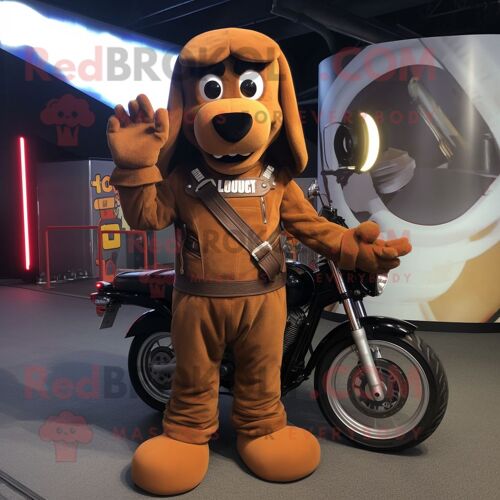 Personnage De Costume De Mascotte Redbrokoly De Hot Dog Marron Habillé D'une Veste De Motard Et De Bracelets De Cheville