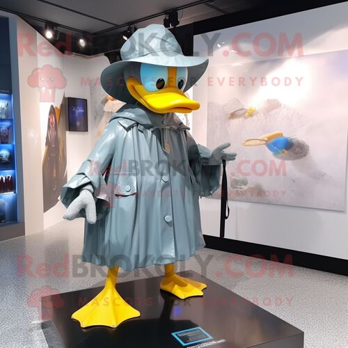 Personnage De Costume De Mascotte Redbrokoly De Canard Gris Habillé Avec Un Imperméable Et Des Épingles À Chapeau