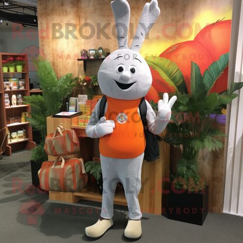 Costume Mascotte Redbrokoly Carotte Argentée Habillée D'un Jean Flare Et De Mallettes
