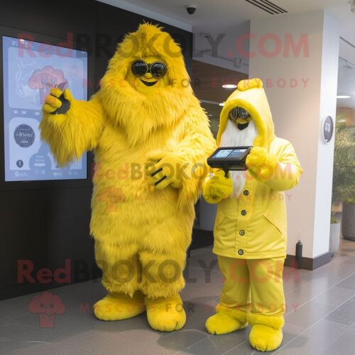 Personnage De Costume De Mascotte Redbrokoly De Yéti Jaune Citron Habillé D'un Imperméable Et De Montres Numériques