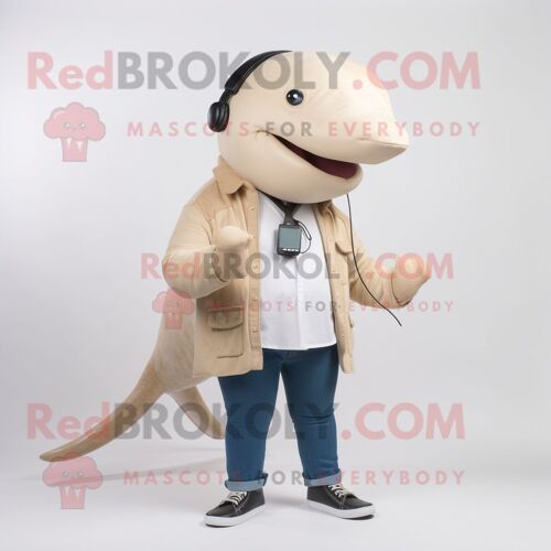 Personnage De Costume De Mascotte Redbrokoly De Baleine À Bosse Beige Habillé D'un Jean Skinny Et De Colliers