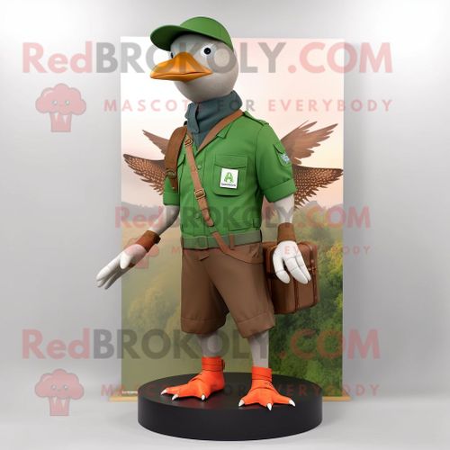 Personnage De Costume De Mascotte Redbrokoly Pigeon Passager Vert Forêt Habillé Avec Un Short Cargo Et Des Montres Bracelet