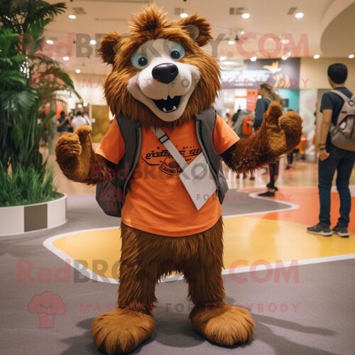 Personnage De Costume De Mascotte Redbrokoly D'ours Paresseux De Rouille Habillé D'un T-Shirt Polo Et De Sacs À Dos