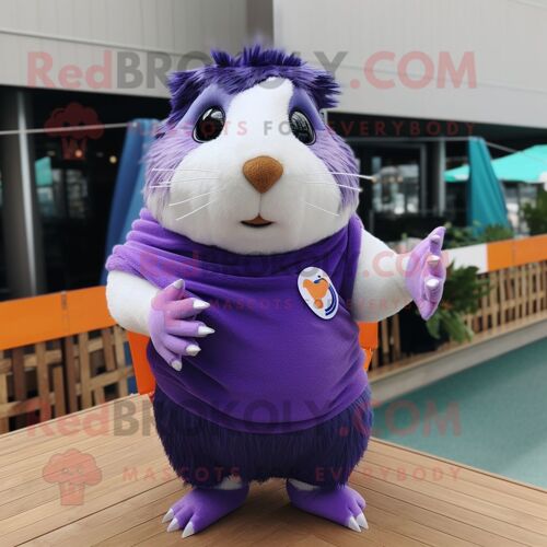 Personnage De Costume De Mascotte Redbrokoly De Cochon D'inde Violet Habillé D'un Maillot De Bain Et De Gants