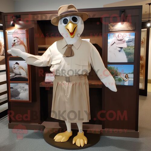 Personnage De Costume De Mascotte Redbrokoly Tan Dove Habillé D'une Chemise Et De Chapeaux