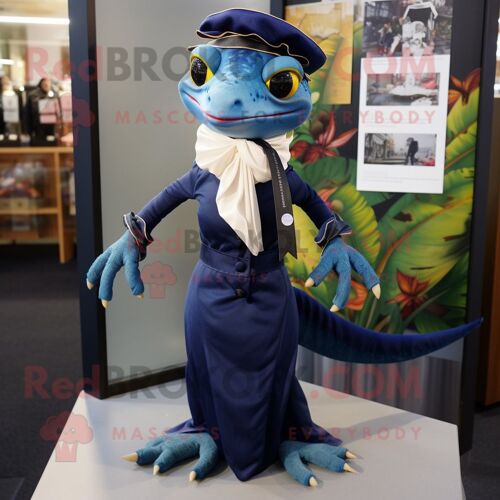 Mascotte Redbrokoly De Personnage De Geckos Bleu Marine Habillé D'une Robe Taille Empire Et D'une Écharpe À Pinces