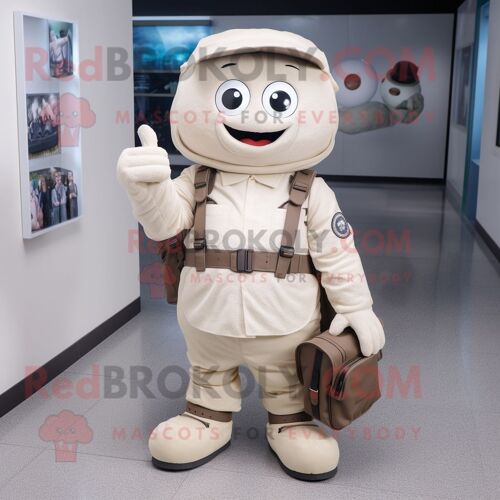 Personnage De Costume De Mascotte Redbrokoly De Caméra Crème Habillé Avec Un Pantalon Chino Et Des Sacs À Dos
