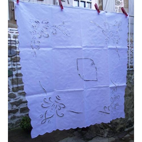 Nappe carrée neuve coton blanc broderie ajourée renaissance bordure festonnée . Dimensions 73 cm x 72 cm.