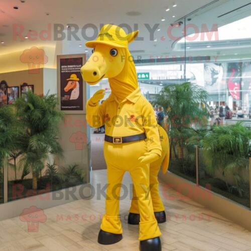 Personnage De Costume De Mascotte Redbrokoly De Cheval Jaune Habillé D'un Gilet Et De Casquettes