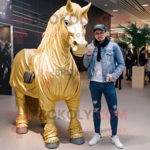 Personnage De Costume De Mascotte Redbrokoly De Cheval D'or Habillé D'un Jean Boyfriend Et D'épingles À Châle