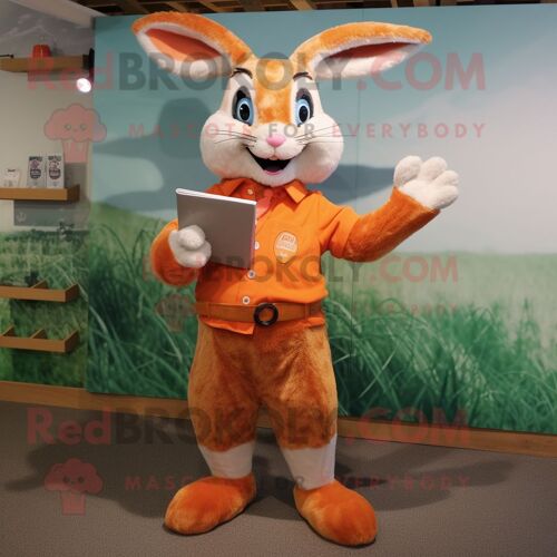 Personnage De Costume De Mascotte Redbrokoly De Lapin Sauvage Orange Habillé D'un T-Shirt Henley Et De Pochettes