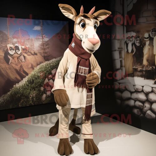Mascotte Redbrokoly De Personnage D'okapi Beige Habillé D'un Gilet Et D'écharpes